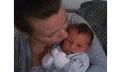 Chị Chelsea Love và bé Leo.