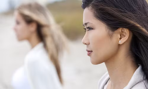 Nếu Ngàn vội vàng tin lá thư và những bức hình kia, thì cô đã đánh mất tình yêu của mình. Ảnh minh họa