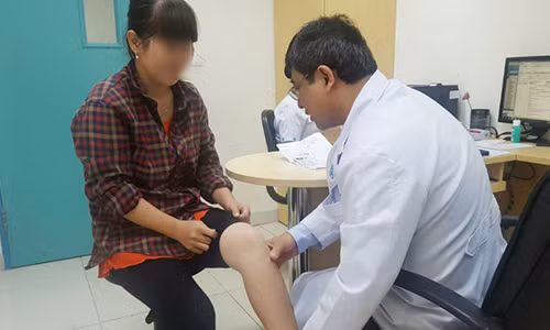 Giam can than toc bang leo cau thang, me 9x om trai dang