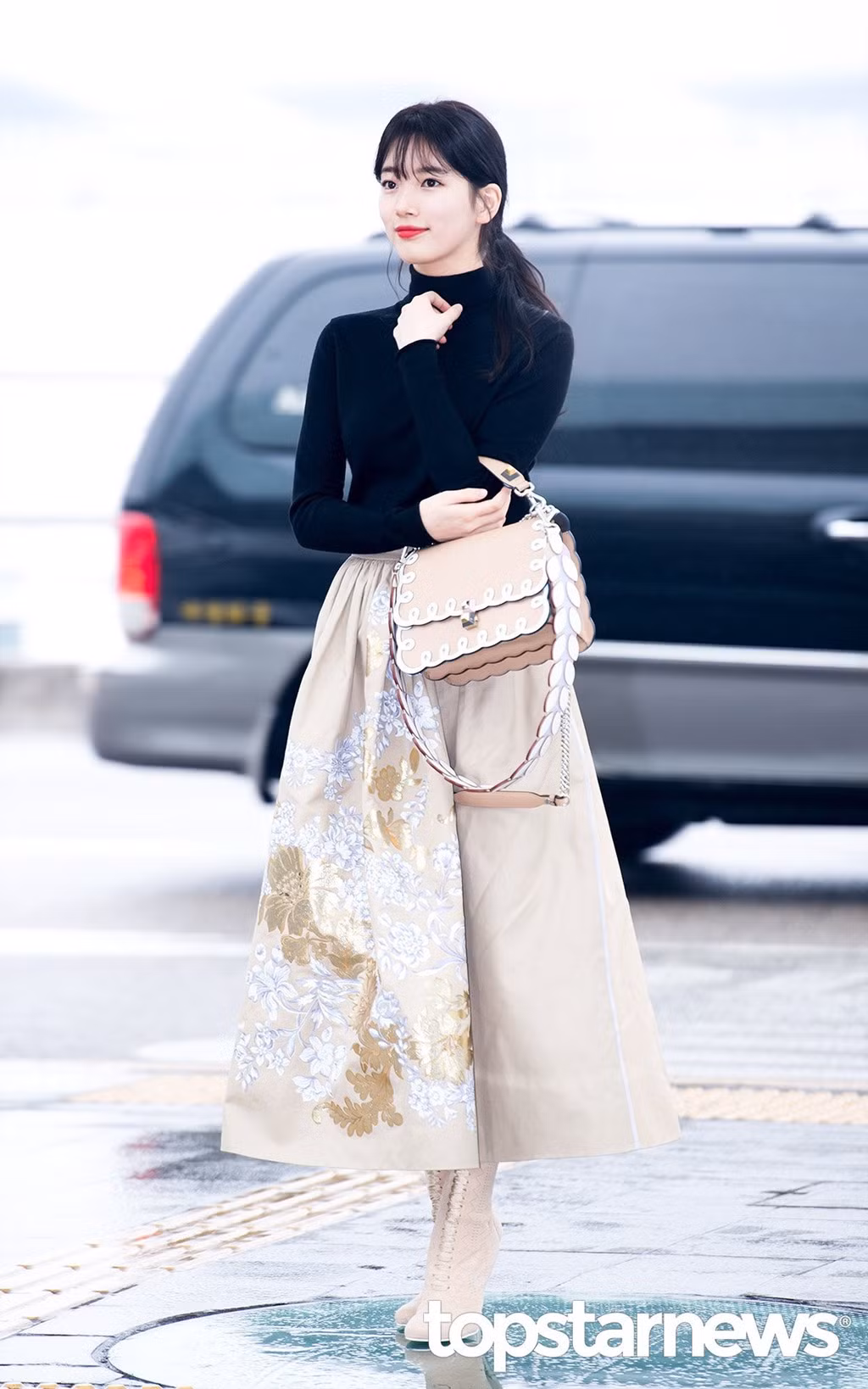 Khi nhiệt độ xuống thấp, những thiết kế váy dáng dài luôn được ưa chuộng hơn cả. Mẫu váy này khiến người mặc trông vừa nữ tính, vừa sang trọng. Đặc biệt là khi kết hợp áo len cổ lọ màu đen, boot cao cổ và túi xách tông xuyệt tông pastel như Suzy.