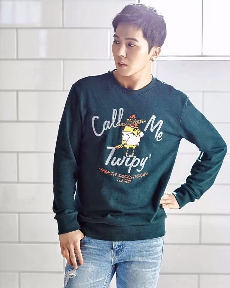 Sweatshirt, dạng áo nỉ chui đầu luôn tiện dụng trong mùa thu đông để vừa giữ ấm vừa trông thời thượng, trẻ trung. Bởi vậy, không chỉ sao Hàn mà với bất cứ ai, đây cũng là món đồ quen thuộc, được tận dụng thường xuyên.