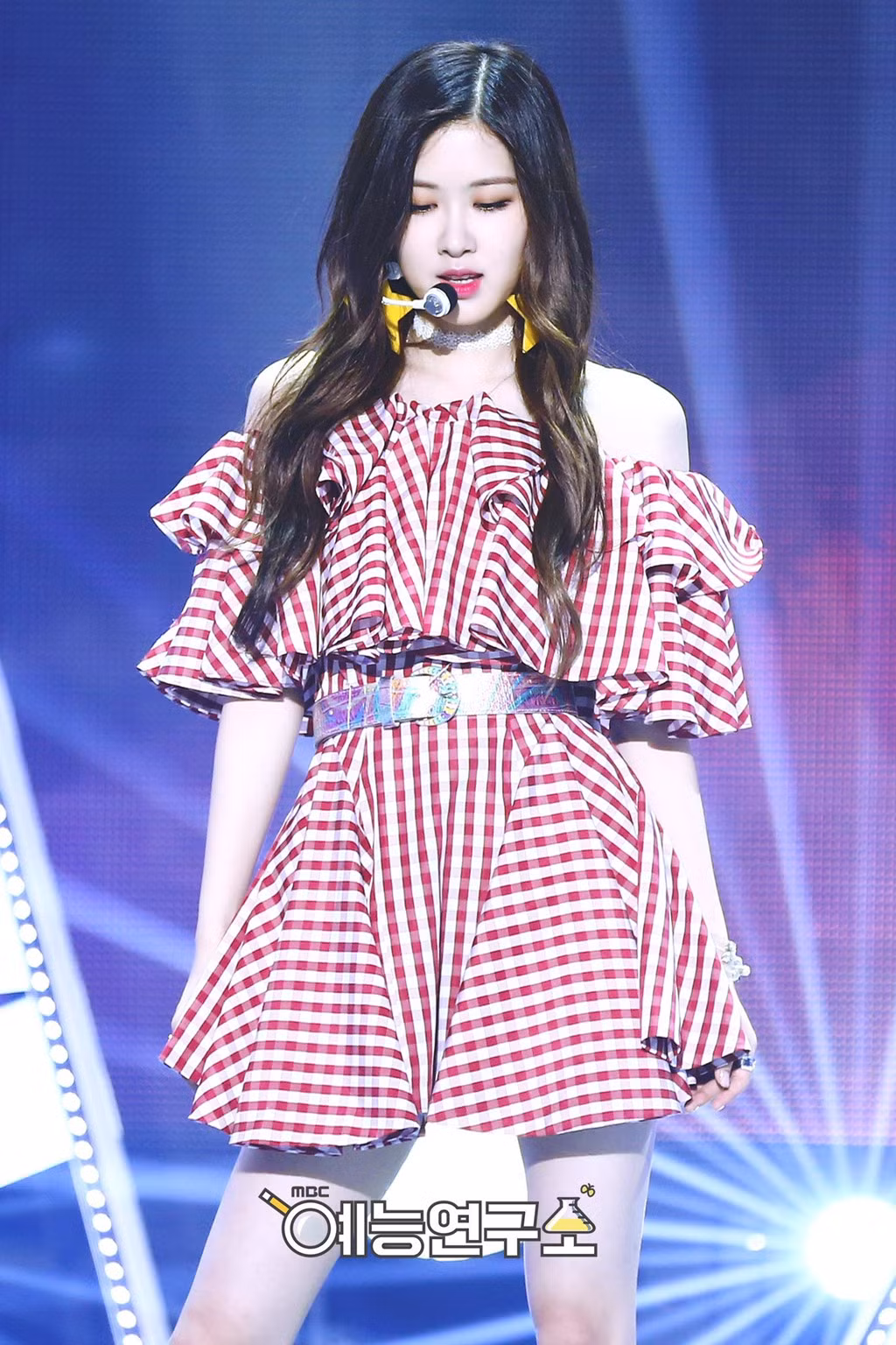 Các cô gái của nhóm BlackPink đang lăng xê thành công xu hướng trang phục nhún xếp nữ tính, dù tiết trời đông đang đến dần. Nhóm thường xuyên sử dụng item này trên các sân khấu biểu diễn và đặc biệt là lễ trao giải.