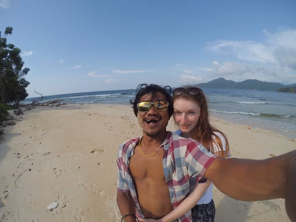 Khi công khai bày tỏ tình cảm trên mạng xã hội, Kumbara - Jennifer đã khiến tất cả mọi người đều ngỡ ngàng. Những người tốt bụng thì dành cho họ những lời chúc phúc đẹp đẽ. Tuy nhiên, có không ít những kẻ xấu tính dùng nhiều lời lẽ khó nghe để dèm pha dành cặp đôi.