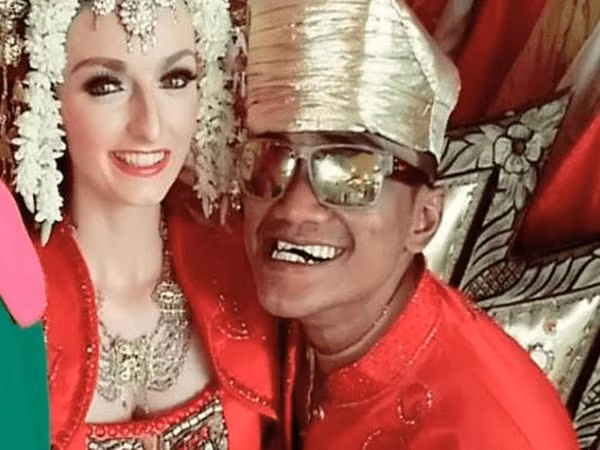 Jennifer Brocklehurst và Bayu Kumbara có lẽ là một trong những cặp đôi nổi tiếng bậc nhất xứ sở vạn đảo Indonesia. Bởi đây là một chuyện tình vượt qua mọi rào cản về sắc tộc, tôn giáo, quốc gia và cả về... nhan sắc.