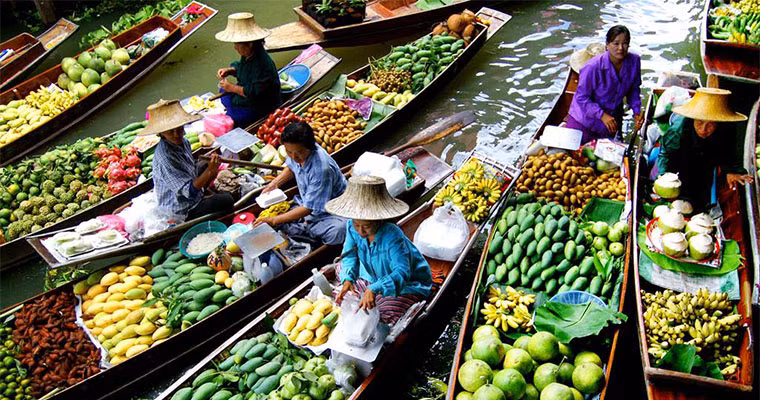 Chợ nổi Ở các nước Đông Nam Á như Việt Nam, Thái Lan, Indonesia, những khu chợ nổi luôn là điểm hút hấp dẫn trong mắt du khách. Hàng hoá được đặt trên thuyền, người bán sẽ chèo thuyền và buôn bán ngay trên sông. Các mặt hàng thường thấy ở chợ nổi là hoa quả, đồ ăn vặt và dịch vụ mát xa trên thuyền (Thái Lan).