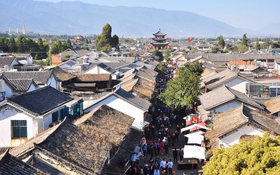 Đại Lý, Vân Nam: Thành cổ Đại Lý gần khu vực núi Thương Sơn và hồ Nhĩ Hải, là một trong những điểm du lịch nổi tiếng nhất của Vân Nam, Trung Quốc. Nơi đây có những con đường lát đá cẩm thạch, các di tích lịch sử, nhiều ngôi nhà và đền miếu cổ. Du khách tới đây có thể chiêm ngưỡng những công trình nghìn năm tuổi, mua đồ lưu niệm tuyệt đẹp trên đường phố, hay tìm hiểu về lịch sử của khu vực và người dân địa phương. Ảnh: Visitdali.