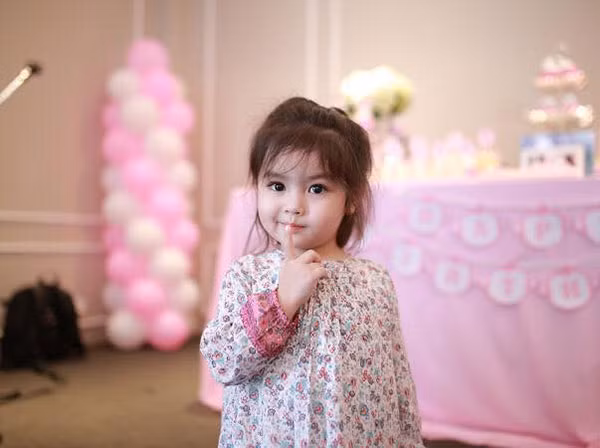 Nhà có 4 anh chị em, My là con út nên rất được bố mẹ và các anh chị lớn cưng chiều. Cô bé hay cười và luôn biết cách khiến người khác bỏ qua lỗi lầm cho mình.