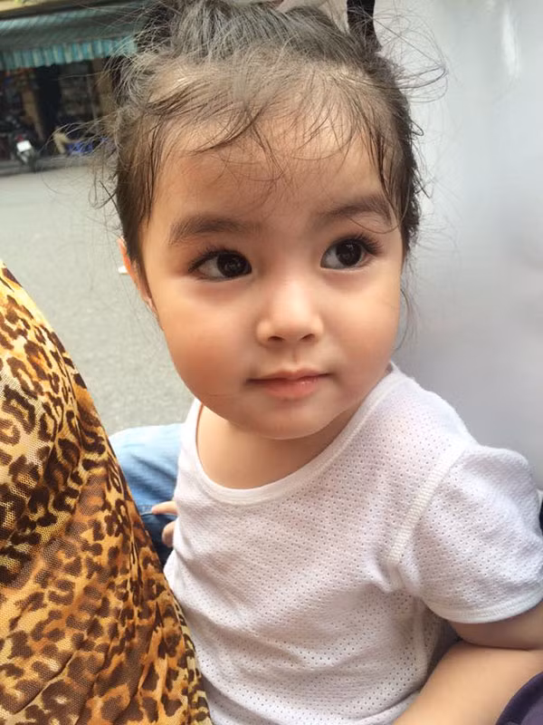 Cô bé này tên là Nguyễn Ngọc Diễm My, sinh năm 2014, hiện đang sống cùng gia đình tại Hà Nội. My có bố và mẹ đều là người Việt Nam, từ khi sinh ra, My đã khiến người lớn rất thích bồng bế bởi nước da trắng, gương mặt bụ bẫm và đôi mắt to tròn của mình. Càng lớn, cô bé càng xinh xắn khiến những người xung quanh hết lời ngợi khen.