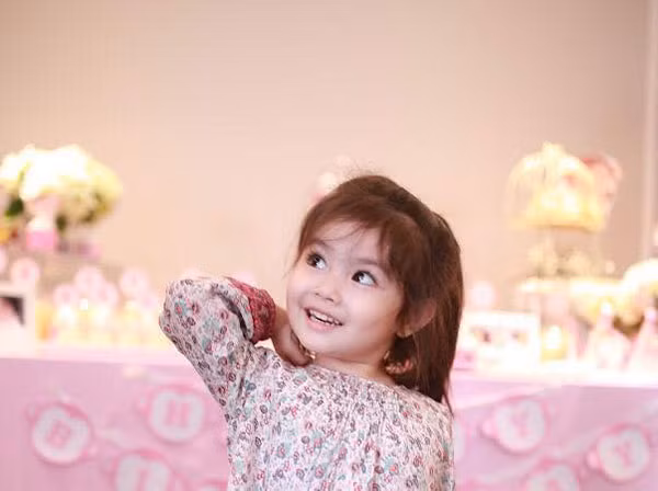 Ngoài đam mê với tiếng Anh, ăn uống thì My còn rất thích diện váy công chúa. Hôm nào đi ngang cửa hàng thời trang đều nhéo người thân để dừng lại ngắm và luôn vòi mẹ mặc váy công chúa lên người. Mỗi lần như thế, ai nói gì cũng bé cũng không chịu thay đồ.