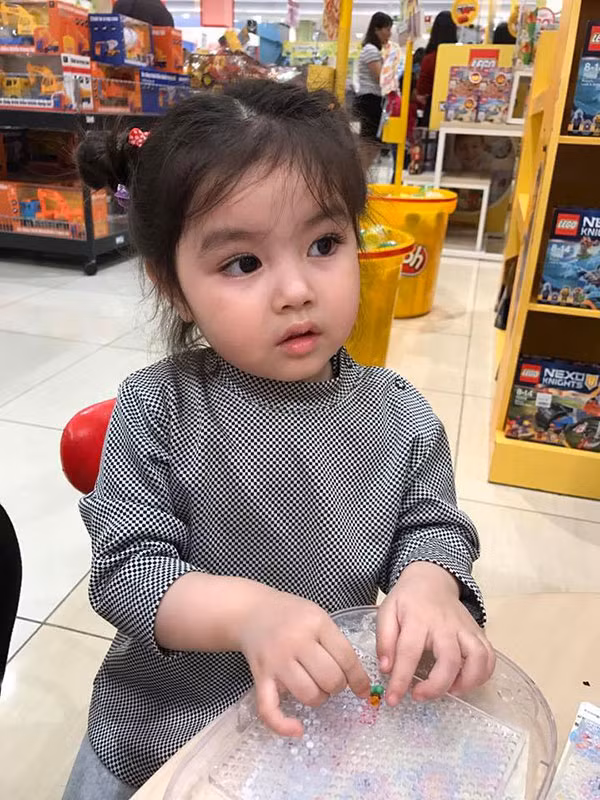 Một cô bé 3 tuổi xinh xắn có gương mặt tròn, đôi mắt to, nước da trắng cùng hàng lông mày thanh thoát đang khiến nhiều thành viên mạng 'điên đảo'. Không chỉ sở hữu ngoại hình đáng yêu, cô bé này còn bi bô nói tiếng Anh và hay cười đùa khiến ai nhìn qua một lần cũng yêu.