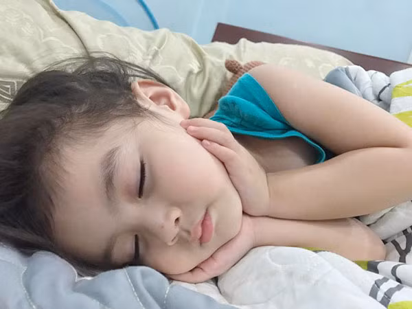 Mới 3 tuổi nhưng My đã nhận thức được những lời khen của mọi người dành cho mình, chính vì thế cô bé vẫn thể hiện thái độ 'chảnh' một cách rất đáng yêu. Một điều đặc biệt nữa là My rất thích ăn, mỗi ngày ngoài 4 bữa chính thì cô bé còn ăn vặt liên tục. 'Có khi cả nhà đang ngủ, My đói quá vẫn xuống lục đồ ăn rồi ngồi ăn ngon lành' - chị gái của cô bé chia sẻ.