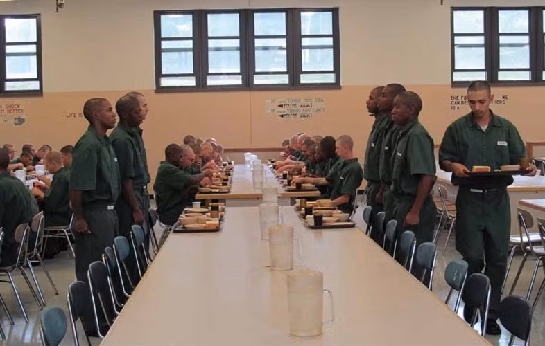 "Nơi làm việc của chúng tôi giống như một bưu điện. Tài liệu tới và chúng tôi chuyển chúng tới cơ quan tiếp theo", bà nói.