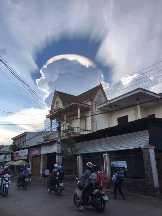 Vang hao quang ky la tren bau troi Dak Lak-Hinh-6