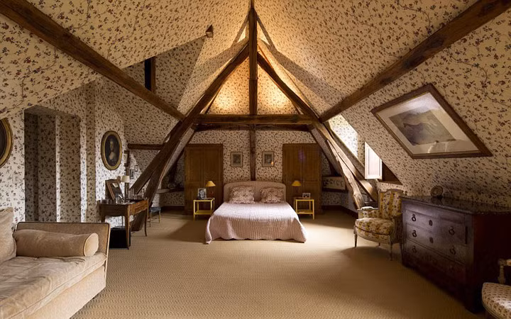 Tòa lâu đài có 6 phòng ngủ, ngoài ra còn có thư viện, hầm rượu…