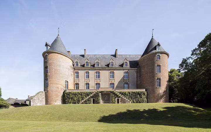 Đặc biệt, tòa lâu đài này chỉ nằm cách vườn nho nổi tiếng thế giới của Pháp Sancerre 30 phút lái xe.