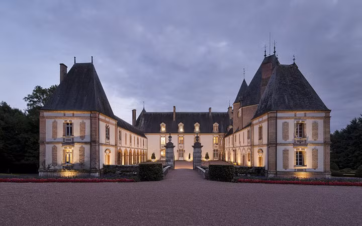 200 năm sau, lâu đài được xây thêm mặt tiền theo phong cách Baroque Pháp.