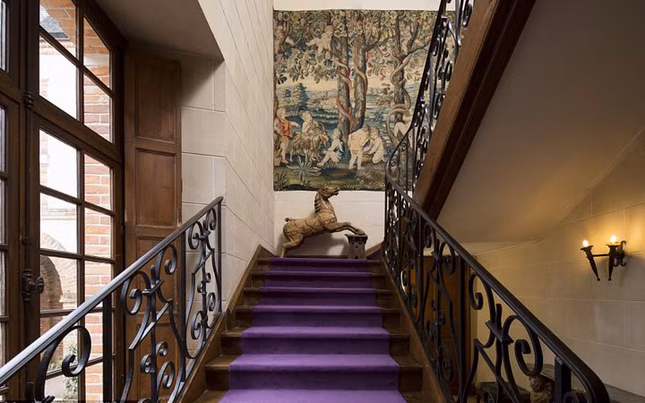 Nhà bán đấu giá Concierge tin chắc tòa lâu đài này sẽ hấp dẫn khách mua từ Mỹ và châu Âu bởi nó có giá chỉ tương đương với những căn hộ hạng sang ở Mayfair (London, Anh) hay New York (Mỹ).