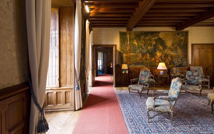 Diện tích sử dụng của tòa lâu đài cổ lên đến gần 18.400m2, gấp 25 lần diện tích của một ngôi nhà bình thường.