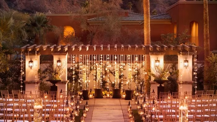 Scottsdale, Arizona Bạn lo lắng vì đám cưới của mình có thể diễn ra trong một ngày mưa gió? Hãy đến Scottsdale, Arizona- một thành phố sa mạc sôi động với hơn 330 ngày nắng mỗi năm. Nếu bạn không thích tổ chức một đám cưới miền Tây hoang dại hãy đến ngay Montelucia Resort and Spa có một đám cưới với phong cách quý phái, sang trọng cả trong nhà và ngoài trời.