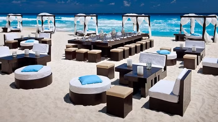 Cancun Cancun tự hào có bầu trời ngập nắng, thời tiết luôn ôn hòa ở mức 26 độ C quanh năm. Hãy đặt tiệc ở những khách sạn JW Marriott Cancun Resort &amp; Spa và CasaMagna Marriott Cancun Resort để có được những đám cưới xa hoa, lộng lẫy và đáng nhớ.
