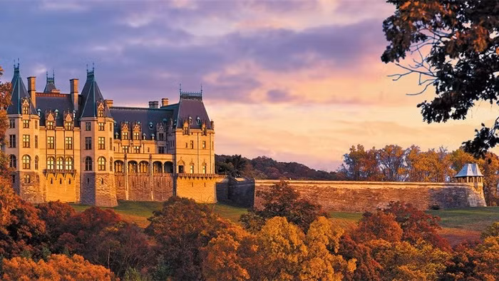 Thành phố Biltmore Estate Biltmore Estate là một thành phố quyến rũ nằm dưới dãy núi Blue Ridge của North Carolina. Thành phố Biltmore Estate càng trở nên sống động và rực rỡ khi mùa thu về, những khu rừng đang bắt đầu thay lá. Bạn và bạn đời hãy đến lâu đài Renaissance nguy nga, tráng lệ với 250 phòng để tổ chức một đám cưới trong mơ của mình.