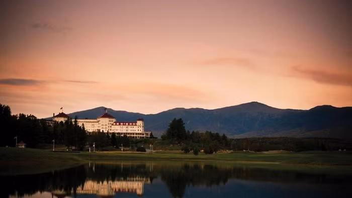 Khu nghỉ dưỡng Omni Mount Washington Không có gì tuyệt vời hơn một đám cưới mùa thu ở New England với cảnh sắc mùa thu tuyệt đẹp. Khu nghỉ dưỡng Omni Mount Washington nằm ở Bretton Woods là một thiên đường được nhiều du khách yêu thích với khung cảnh đẹp cũng như các spa thư giãn. Đây cũng là địa điểm tổ chức đám cưới được nhiều cặp uyên ương lựa chọn.