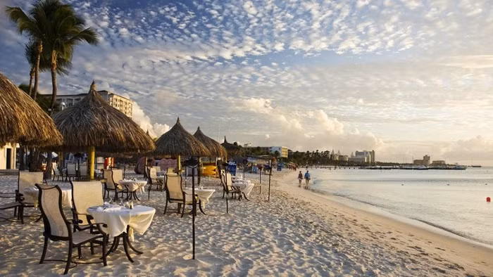 Đảo Aruba Bạn và cô/anh ấy luôn mơ ước về một đám cưới tại vùng biển Caribe? Hãy đến đảo Aruba nằm ở phía nam Caribe. Đến du lịch và tổ chức đám cưới tại đảo Aruba vào mùa thu này, bạn sẽ không lo bị làm phiền bởi những đám đông náo nhiệt. Đám cưới của bạn sẽ được tổ chức dưới ánh nắng mặt trời và gió biển chan hòa. Bãi cát trắng trải dài trên đảo sẽ khiến cho đám cưới của bạn thêm ngọt ngào và lãng mạn.