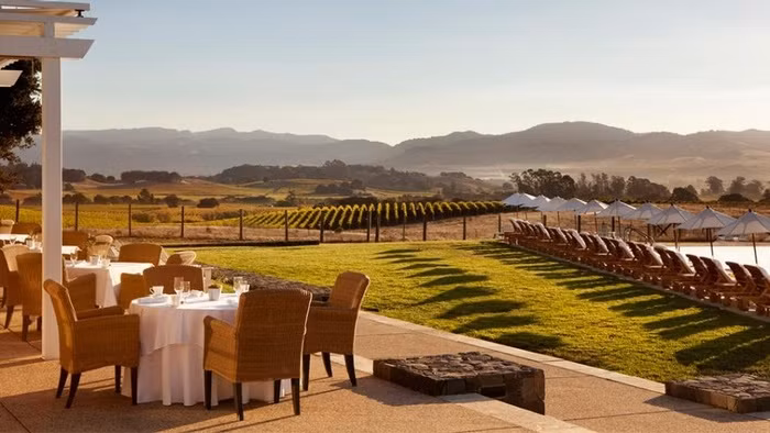 Thung lũng Napa Mùa thu là thời điểm tốt nhất để ghé thăm thung lũng Napa. Vào thời điểm này, khách du lịch đến nơi đây đã không còn đông đúc như mùa hè nữa. Kết hôn trên một bãi cỏ ở vườn nho Carneros Inn trong thung lũng này sẽ là một trải nghiệm tuyệt vời với bất cứ cặp đôi nào.