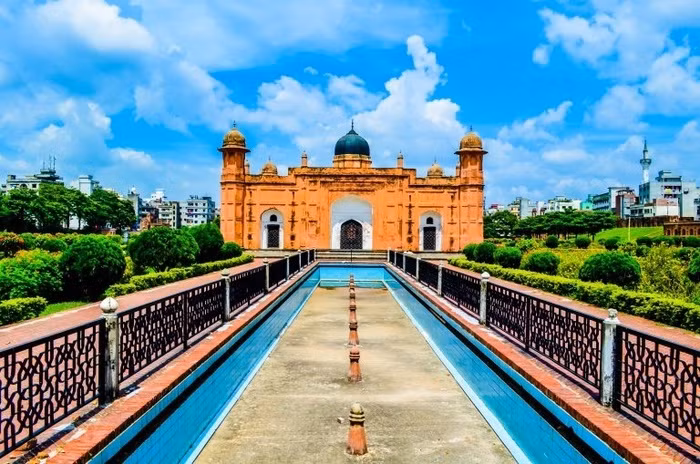 Pháo đài Lalbagh Lalbagh là pháo đài hoành tráng được xây dựng từ thế kỷ 17. Nằm ở Old Dhaka, Pháo đài Lalbag là một minh chứng tuyệt vời cho sự khéo léo và kiến trúc của đế chế Mughal. Lalbagh bao gồm một nhà thờ Hồi giáo khổng lồ, lăng mộ Bibi Pari, 1 bể nước phía trước và phòng tắm hơi độc đáo theo phong cách Thổ Nhĩ Kỳ.