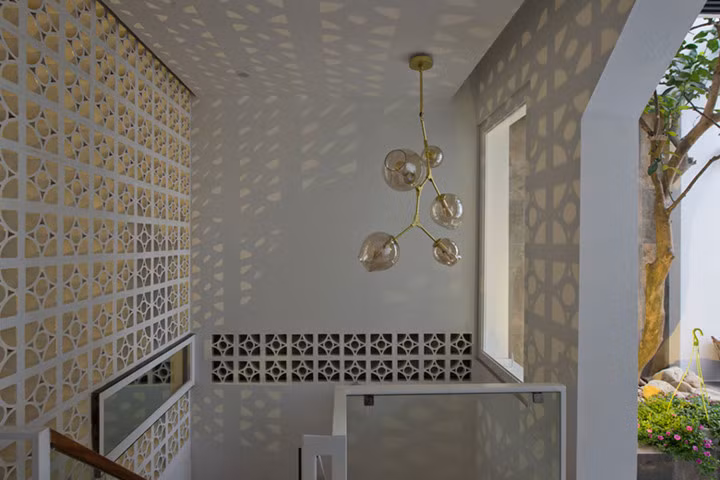 Các nguồn sáng trực tiếp hoặc gián tiếp được cộng hưởng lẫn nhau giúp cho một ngôi nhà không có thông tầng vẫn có ánh sáng ở phần giữa ngôi nhà.