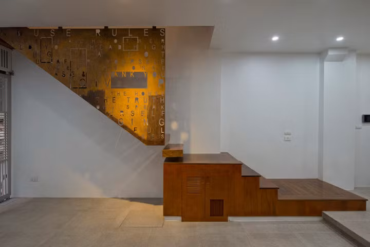 Mảnh đất để xây dựng công trình có kích thước 4,2m x10m, nằm trong một con ngõ nhỏ rất yên tĩnh. Ngõ rộng 3m và cũng là mặt đường đi lại chính.