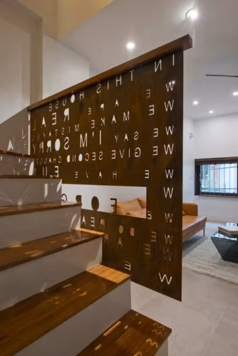 Vách ngăn phòng khách và cầu thang hoàn toàn khác biệt.