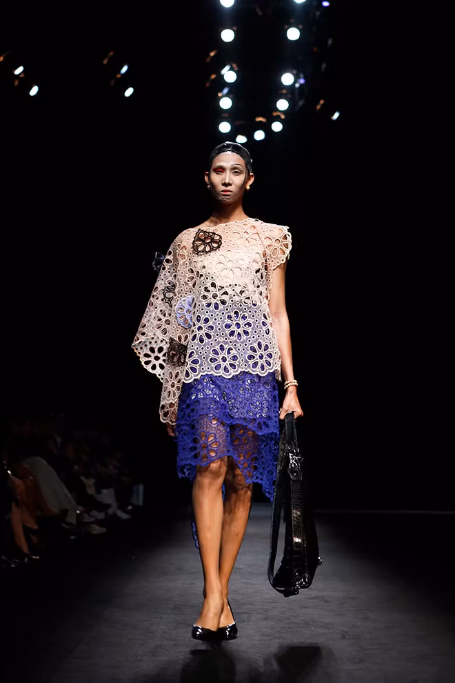 Các thiết kế trong BST vẫn trung thành với signature “thời trang là cuộc chơi sắc màu” quen thuộc.