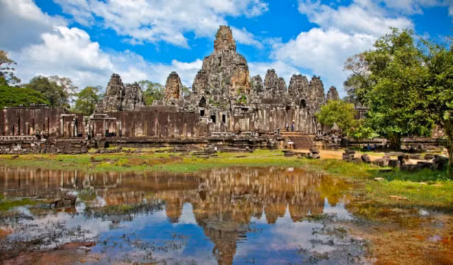 Đền Angkor Wat, Campuchia Được xuất hiện trên quốc kỳ của Campuchia, ngôi đền cổ Angkor Wat được xây dựng theo kiến trúc của người Khmer và là một trong những địa điểm du lịch hấp dẫn nhất thế giới. Trong khi du lịch tạo ra nguồn kinh phí để tu bổ công trình, nó cũng là nguyên nhân hàng đầu khiến ngôi đền bị hư hại. Dấu chân và tranh đường phố được phát hiện trên nhiều bức tưởng của công trình. Trừ phi các nhà chức trách địa phương hạn chế lượng du khách, di sản thế giới này có thể bị phá hủy vĩnh viễn.