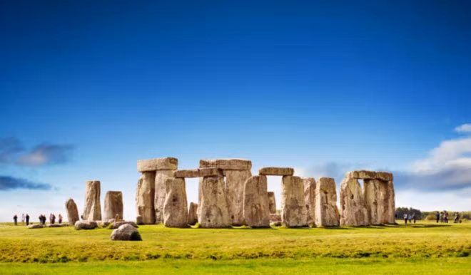 Stonehenge, Anh Vẫn là một hiện tượng chưa thể giải thích, bãi đá Stonehenge thu hút hàng nghìn du khách tham quan mỗi năm. Nhưng họ cũng gây ra những thiệt hại cho khu khảo cổ tiền sử này và những nỗ lực tu bổ không giúp công trình trở lại nguyên vẹn như ban đầu. Các tuyến đường đông đúc xung quanh cũng đe dọa tới bãi đá cổ.