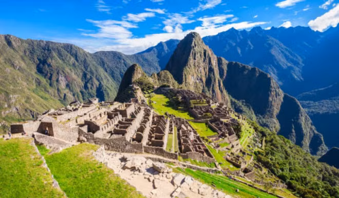 Machu Picchu, Peru Năm trên dãy núi Andes ở Peru, ngôi làng Machu Picchu của người Inca cổ đại là một trong những kỳ quan nổi tiếng nhất thế giới và thu hút rất đông du khách. Nhưng lượng khách du lịch quá đông đã đe dọa sự bảo tồn khu khảo cổ này. Tổ chức UNESCO thậm chí xem xét đưa địa điểm này vào danh sách những di sản gặp nguy hiểm. Chính phủ Peru hiện tại đang chỉ cho phép 2.500 người đến Machu Picchu mỗi ngày.