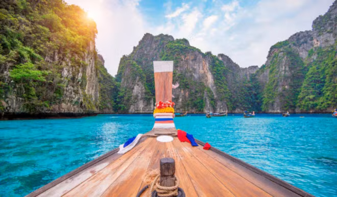 Quần đảo Phi Phi, Thái Lan Từ khi xuất hiện trong bộ phim nổi tiếng The Beach vào năm 2000, quần đảo Phi Phi đã trở thành điểm du lịch hấp dẫn du khách từ khắp thế giới. Nhưng bãi biển hoang sơ và nước trong xanh không tồn tại được lâu, khi du lịch phát triển kéo theo nhiều khu nghỉ dưỡng được xây dựng khiến môi trường ban đầu bị phá vỡ.