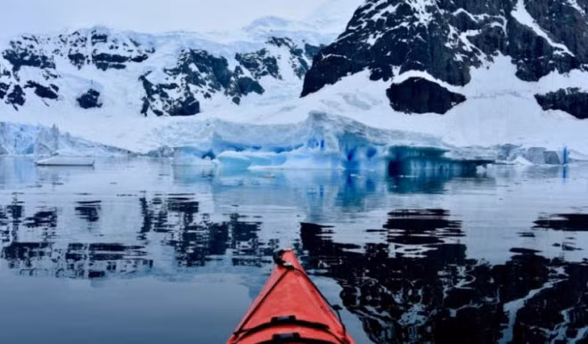 Nam Cực Địa điểm hẻo lánh này hiện không còn yên tĩnh như ban đầu. Sự gia tăng của các chuyến tàu tới Nam Cực đã gây ô nhiễm nước, đe dọa bờ biển và các sinh vật sinh sống tại đây. May mắn, hiệp ước Nam Cực đã hạn chế lượng người đặt chân lên châu lục này dưới 100 người/lần và tàu chở hơn 500 khách không được phép cập bờ.
