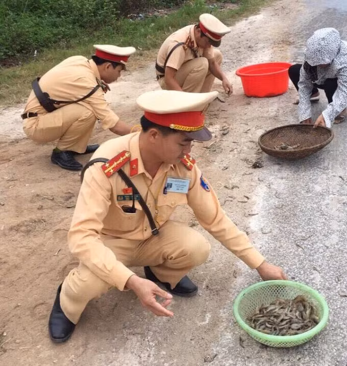 CSGT giup dan nhat tom, cua bi do tran tren quoc lo