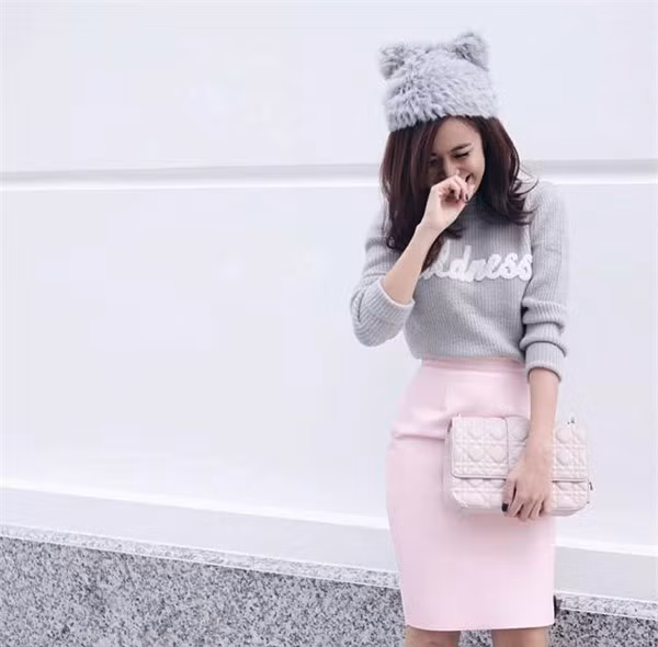 Gam màu trung tính và pastel được pha trộn hài hòa, làm nên phong cách vừa năng động, vừa ngọt ngào. Nhưng thứ khiến người đối diện chú ý nhất chính là chiếc túi Miss Dior xinh xắn. Dòng sản phẩm này có giá dao động từ 3.100 đến hơn 4.000 USD (65 – 90 triệu đồng), tùy vào kích thước và loại quai kèm theo.