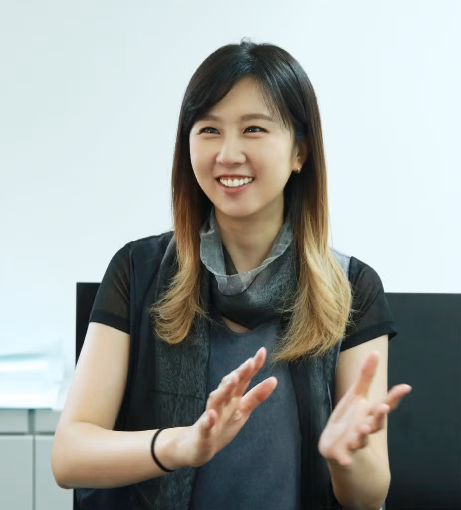  Hoa hậu Hàn Quốc 2002 Geum Na Na được coi là hoa hậu có học vị cao nhất lịch sử cuộc thi sắc đẹp xứ kim chi. Geum Na Na sinh năm 1983, đăng quang ở tuổi 19. Thời điểm đó, cô gặp nhiều phản đối vì ngoại hình không nổi bật. Tuy nhiên sau đó, cô khiến dư luận nể phục khi hoàn thành khóa học tại trường Đại học Havard, chuyên ngành Sinh học. Tốt nghiệp cử nhân, cô học tiếp chương trình Thạc sĩ ngành Dinh dưỡng trường Đại học Columbia. Con đường học vấn với Geum Na Na là không dừng lại ở đó. Hoa hậu Hàn Quốc 2002 còn về nước với tấm bằng Tiến sĩ Đại học Havard.