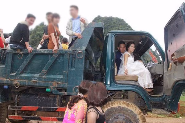 Co dau Ha Tinh chan tran vuot duong lay loi ve nha chong-Hinh-3