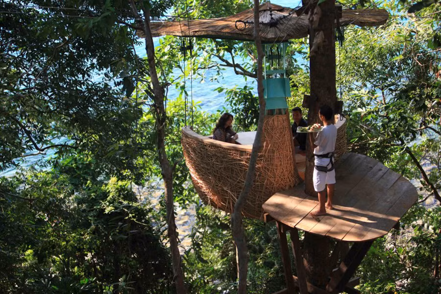 Mỗi bàn ăn có thể chứa được từ 2-3 người, vừa thưởng thức đồ ăn, vừa ngắm cảnh biển đẹp truyệt vời.