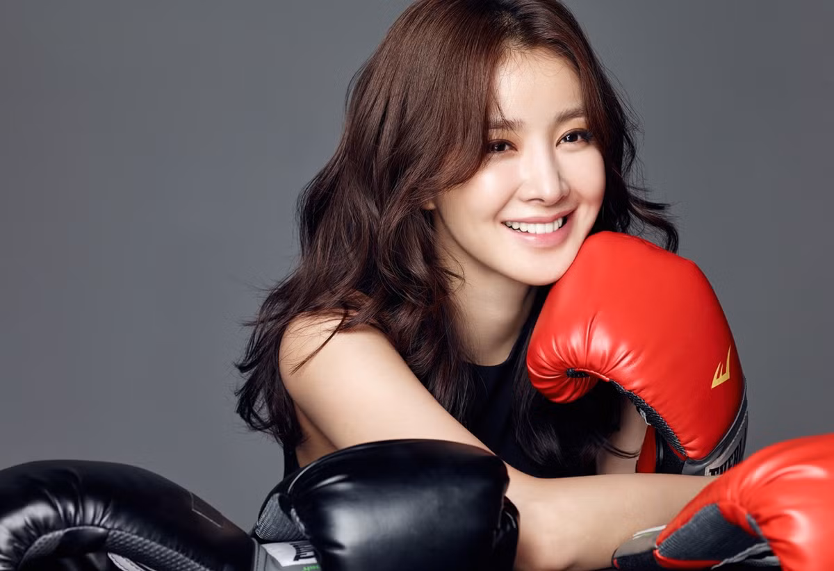 Qua cuoi hoanh trang chong doanh nhan tang cho Lee Si Young