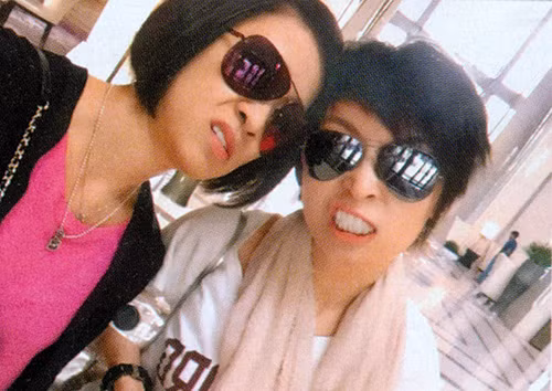 Xa Thi Mạn và Châu Gia Di trở thành đôi bạn thân, cặp chị em thân thiết từ năm 2006 khi đóng chung bộ phim truyền hình Bão. Trong một lần đi du lịch ở Singapore, Xa Thi Mạn và Châu Gia Di gặp gỡ một chàng trai trẻ tuổi làm ngành tài chính. Theo nguồn tin cho biết, anh chàng đẹp trai và Xa Thi Mạn đều có tình ý với nhau. Cả hai vẫn tiếp tục giữ liên lạc sau khi Xa Thi Mạn về nước. Khi chàng trai này đến Hong Kong chơi, Xa Thi Mạn lúc nào cũng rủ Châu Gia Di đi cùng. Lúc Xa Thi Mạn bận công việc cũng nhờ Gia Di dắt anh chàng kia đi chơi.