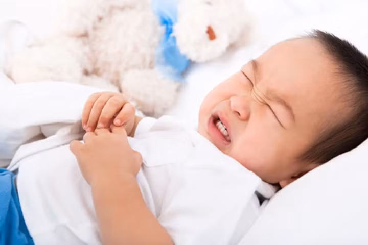 Ngộ độc thức ăn: Trẻ ăn đồ ăn không đảm bảo vệ sinh, thực phẩm ôi thiu hay chế biến quá lâu, sử dụng nguồn nước bị nhiễm vi khuẩn hay đồ ăn tươi sống sẽ làm bé tiêu chảy nhiều lần, bị sốt, đau bụng, nôn, phân có thể có nhầy kèm máu. Các bậc phụ huynh cũng có thể sử dụng men vi sinh nhằm giúp phục hồi hệ vi sinh đường ruột để cải thiện triệu chứng.