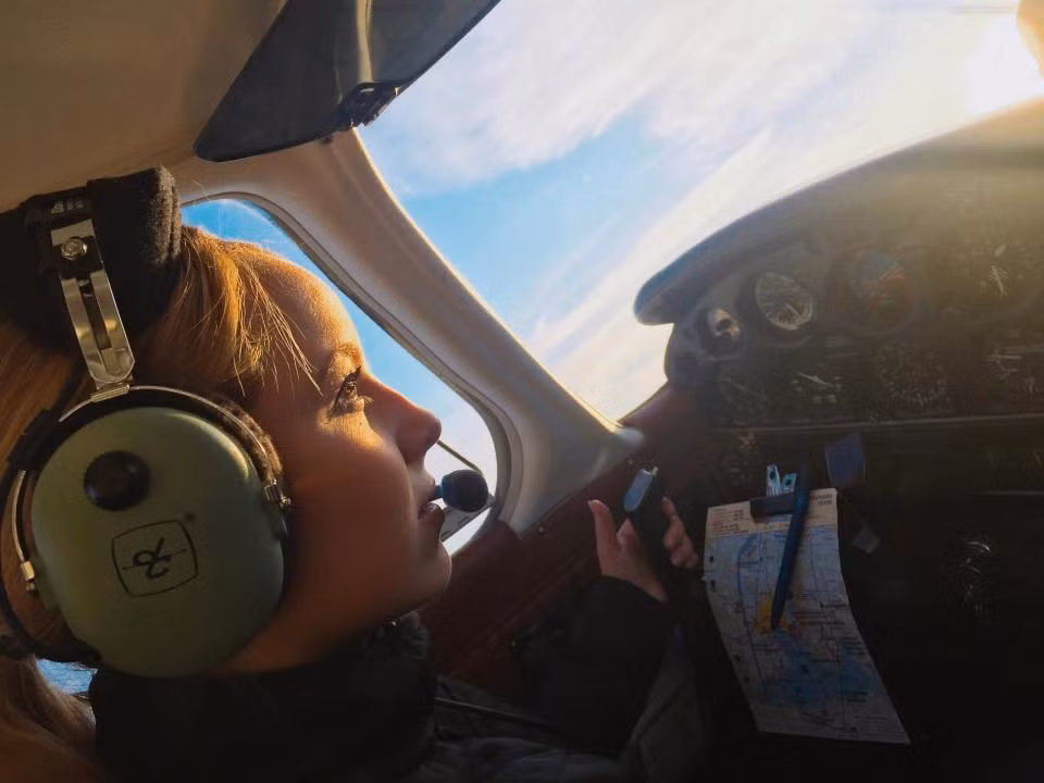 Nu phi cong Thuy Dien thanh “sao” vi qua xinh dep-Hinh-2