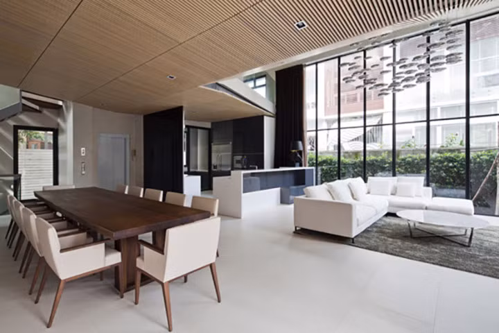 Căn phòng luôn tràn ngập ánh sáng nhờ bức tường kính lớn.