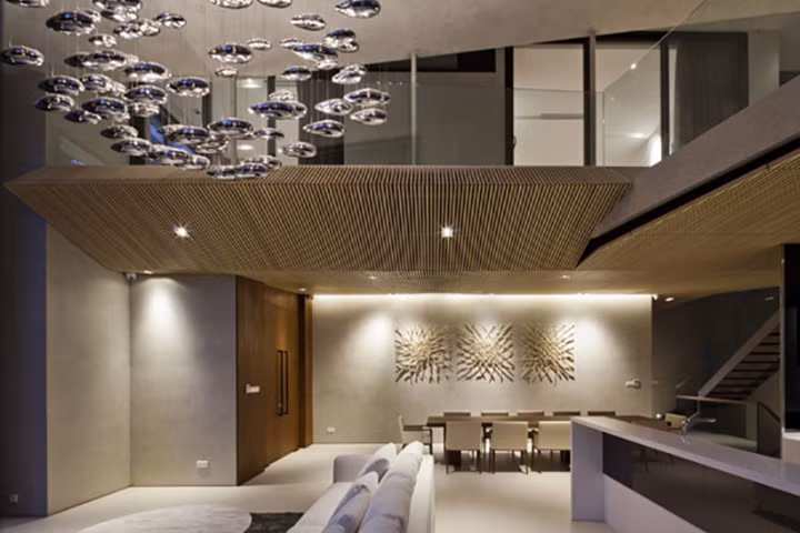 Vào ban đêm, hệ thống chiếu sáng được sử dụng trong không gian sống này đã làm nổi bật thiết kế đặc biệt của nó.