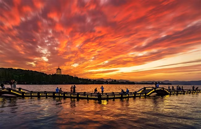 Hồ Tây - Trung Quốc: Cách đây hơn 10 thế kỷ, nhà thơ Tô Thức đã viết nên bao áng văn tuyệt vời về cảnh Hồ Tây ở Hoàng Châu, may mắn thay, thời gian vẫn chưa xóa đi vẻ đẹp quyến rũ của nơi đây. Khi tới đây, hãy chọn cho mình một chỗ bên cây cầu liễu rủ bóng và để cảnh hoàng hôn đưa bạn qua hành trình một ngàn năm.